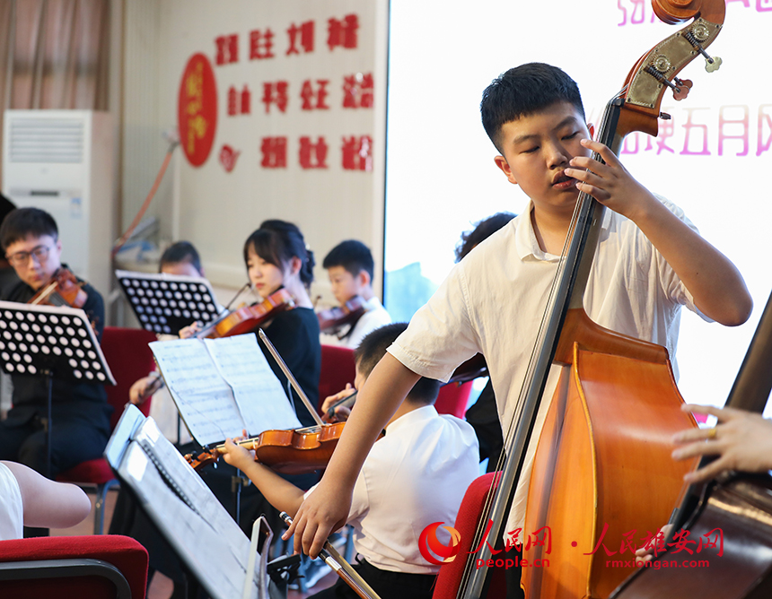 目前，雄安新區正在舉辦兒童藝術周活動，來自安新縣的孩子們7月14日在縣青少年學生課外活動中心進行了弦樂、民樂及合唱演出。圖為演出現場。人民網 李兆民攝1