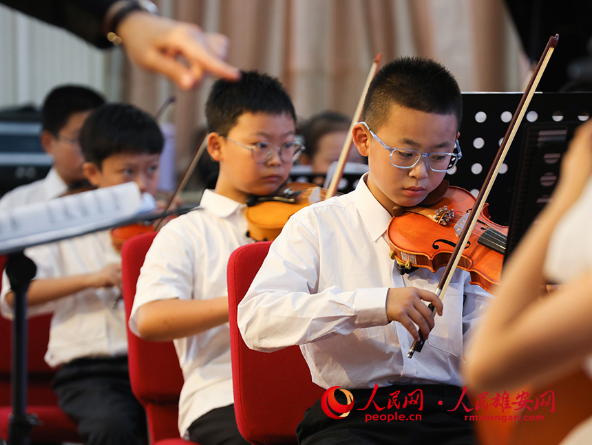目前，雄安新區正在舉辦兒童藝術周活動，來自安新縣的孩子們7月14日在縣青少年學生課外活動中心進行了弦樂、民樂及合唱演出。圖為演出現場。人民網 李兆民攝4