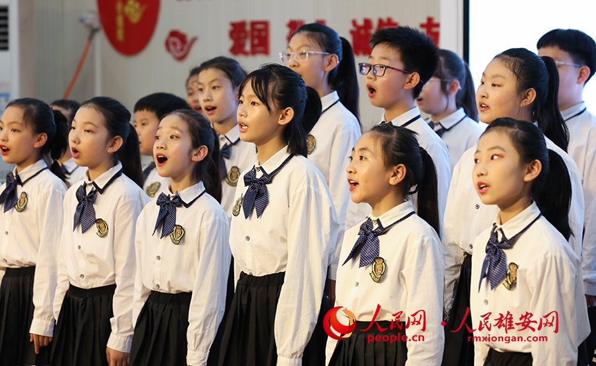 目前，雄安新區正在舉辦兒童藝術周活動，來自安新縣的孩子們7月14日在縣青少年學生課外活動中心進行了弦樂、民樂及合唱演出。圖為演出現場。人民網 李兆民攝3