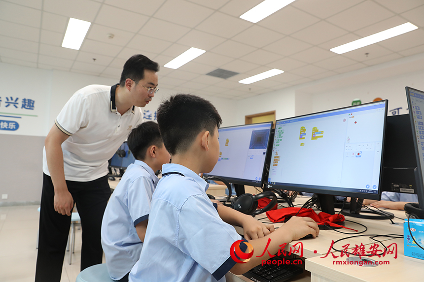 暑假期間，雄安容和樂民小學教師指導學生學習編程課程，備戰即將開始的雄安新區首屆青少年人工智能機器人大賽。人民網 李兆民攝 (2)