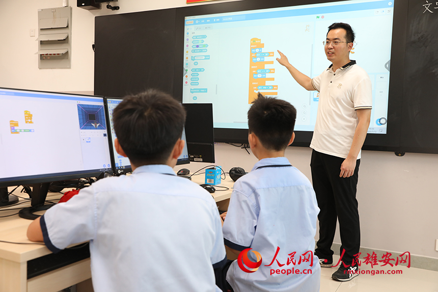 暑假期間，雄安容和樂民小學教師指導學生學習編程課程，備戰即將開始的雄安新區首屆青少年人工智能機器人大賽。人民網 李兆民攝