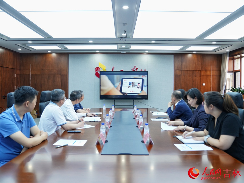 雙方一同觀看人民網宣傳片。人民網記者 李洋攝