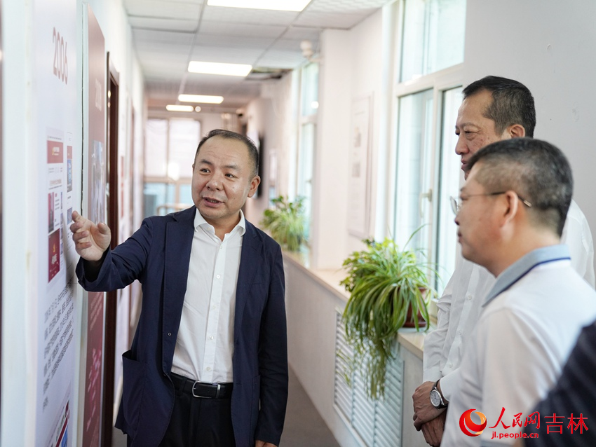 長春高新集團一行參觀了人民網發展歷程。人民網記者 李洋攝