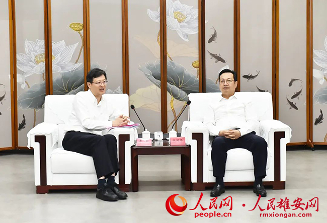 張國華與參加生物醫藥及新一代信息技術產業論壇部分嘉賓一行舉行工作座談。劉向陽攝