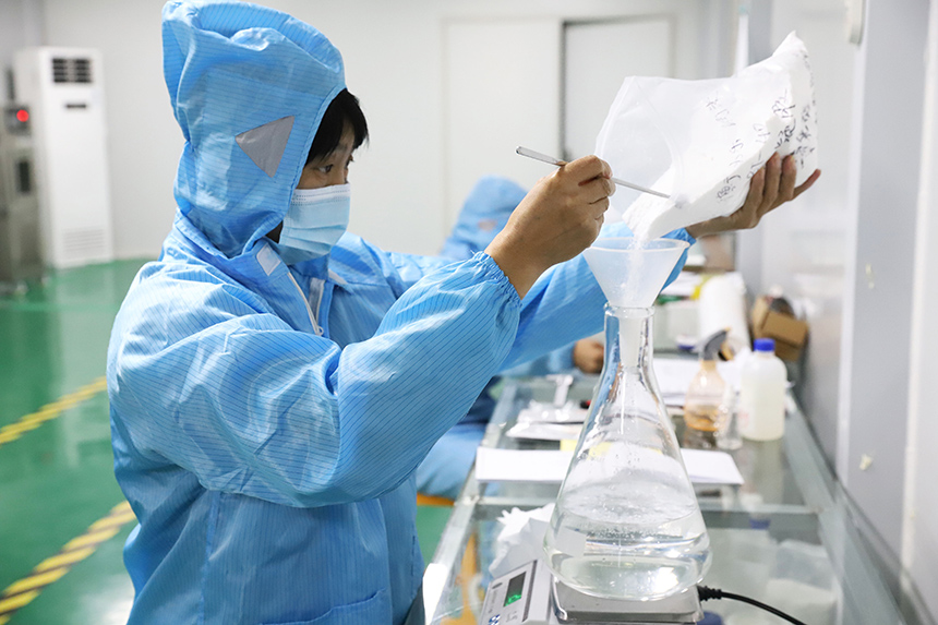 8月28日，河北省涿州市保鑫集團園區，涿州市柯林電子產品有限公司員工為循環散熱冷凝膠生產配料。熊華明攝