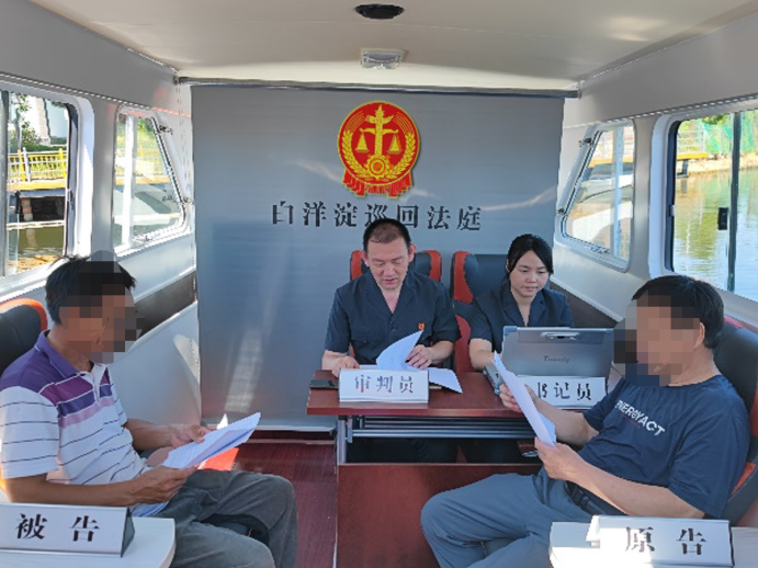 圖為審判員在“天平號”上開展巡回審判。安新縣人民法院供圖