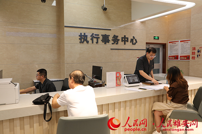 邢臺經濟開發區人民法院內，群眾在辦理業務。人民網記者 王紅攝