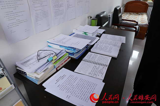 隆化縣湯頭溝鎮法官工作站特邀調解員總結的調解心得和工作筆記。人民網記者 王紅攝