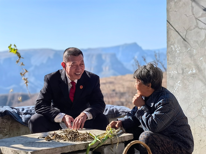 王世廣（左一）正在進行案件回訪。魏振敏攝