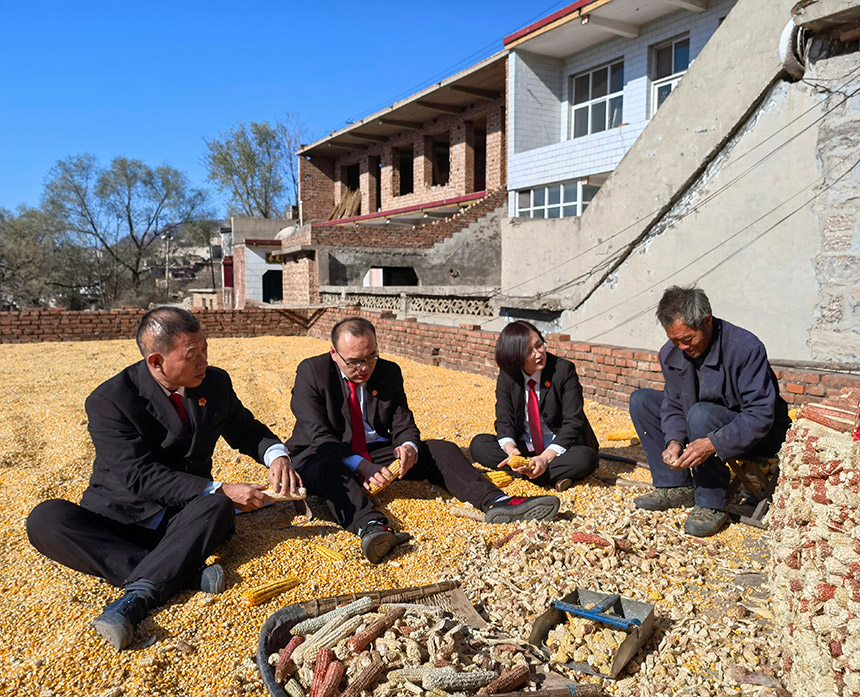 王世廣（左一）與同事入村進行案件回訪。魏振敏攝
