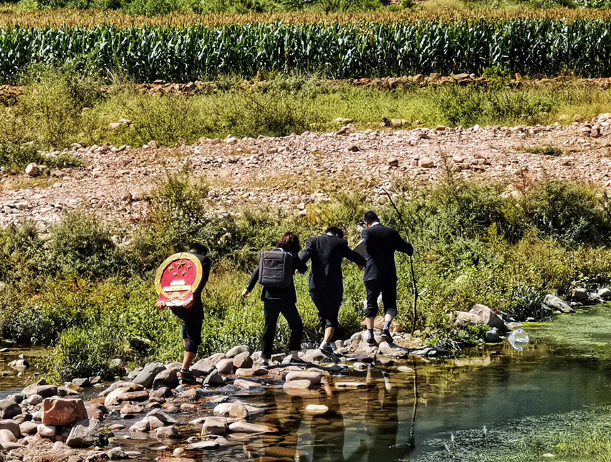 白塔人民法庭工作人員送法下鄉。魏振敏攝