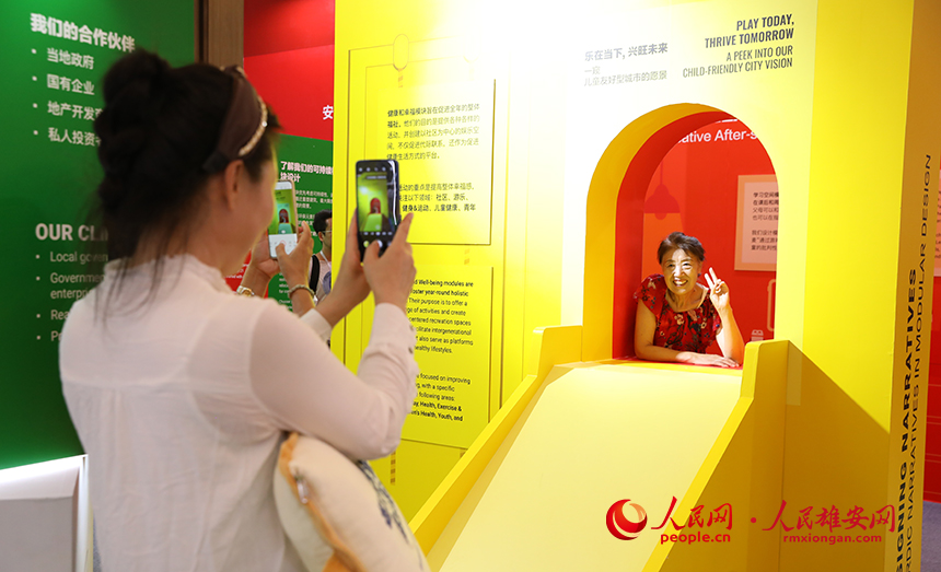 2023河北國際工業設計周工業設計創新成果展現場，前來觀展的公眾拍照打卡。人民網 李兆民攝