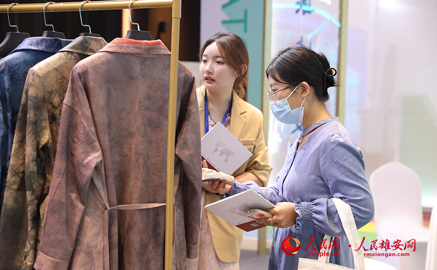 2023河北國際工業設計周工業設計創新成果展現場，工作人員正在清點展品。人民網 李兆民攝