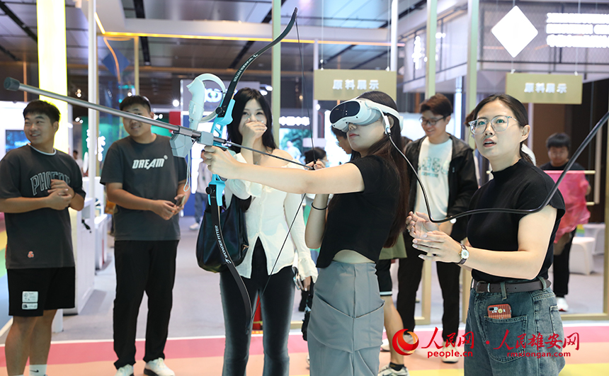 2023河北國際工業設計周工業設計創新成果展現場，前來觀展的公眾正在現場互動。人民網 李兆民攝