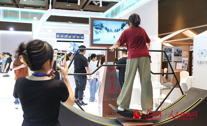 2023河北國際工業設計周工業設計創新成果展現場，前來觀展的公眾正在現場互動。人民網 李兆民攝