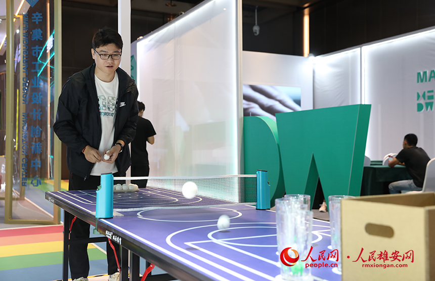 2023河北國際工業設計周工業設計創新成果展現場，前來觀展的公眾正在現場互動。人民網 李兆民攝