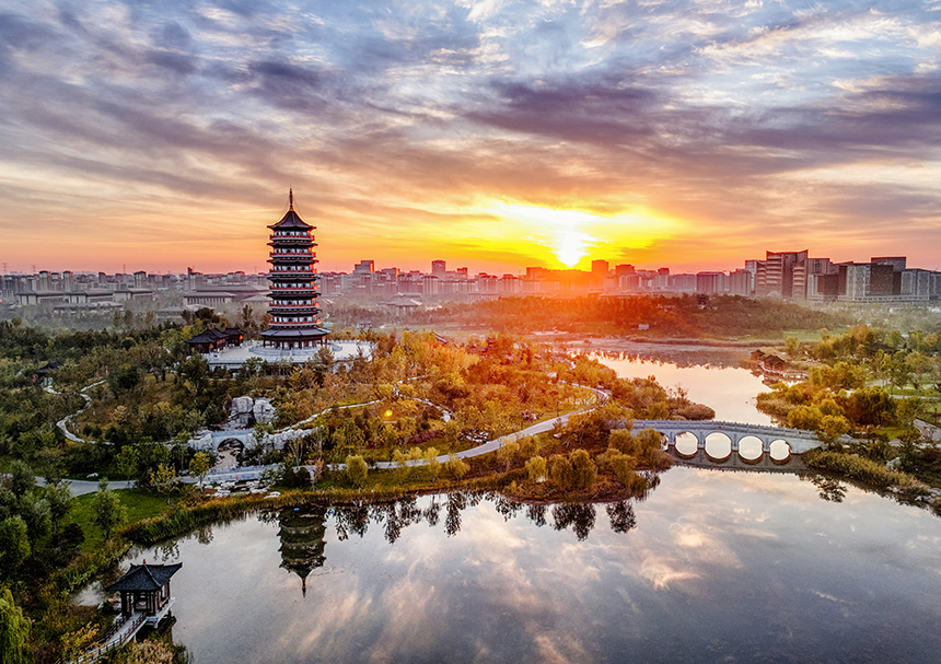 秋天的雄安悅容公園，晨光灑在湖面，倒映著古香古色的安和塔，賞心悅目。胡忠攝