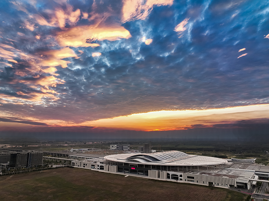 秋日夕陽下的雄安站。胡忠攝