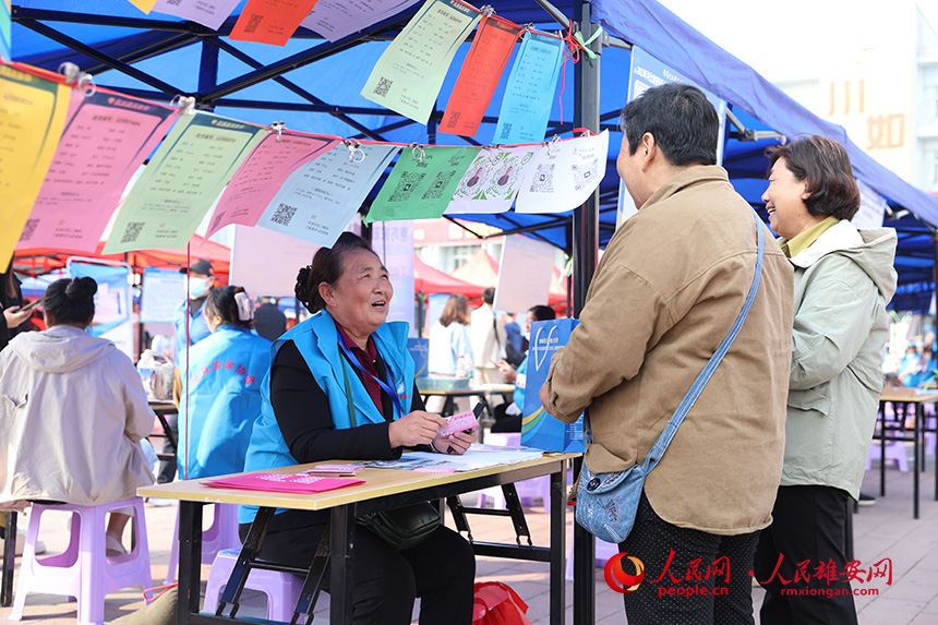 2023年河北雄安新區大型人力資源招聘會暨雄安新區“金秋招聘月”專場招聘會現場。人民網記者 李兆民攝