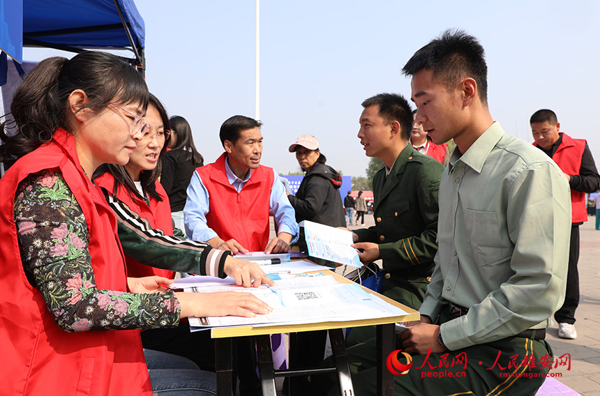 2023年河北雄安新區大型人力資源招聘會暨雄安新區“金秋招聘月”專場招聘會現場。 人民網記者 李兆民攝