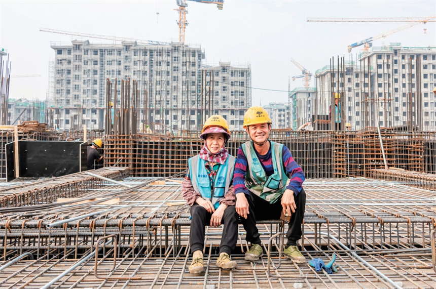 “7人組”在雄東片區安置房項目拍攝的印有福、文明菊夫婦（貴州）。