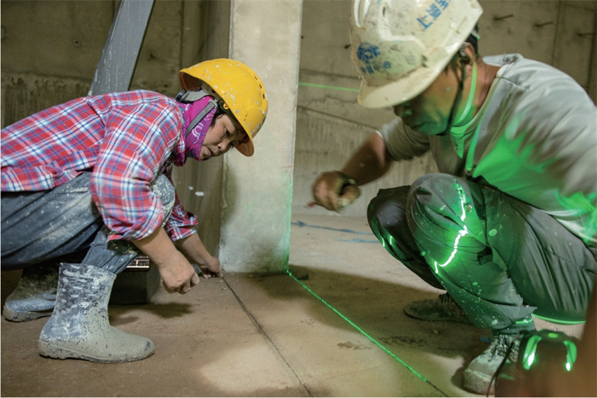 “7人組”在雄東片區安置房項目拍攝的曾方鈞、唐麗瓊夫婦（四川廣安）。