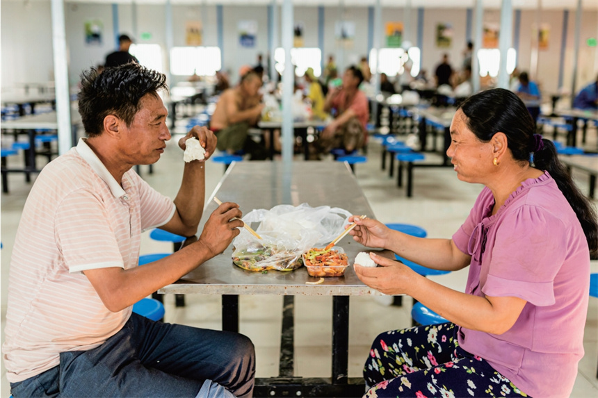 “7人組”在雄東片區安置房項目拍攝的彝族吉俄坡作夫婦（四川西昌）。