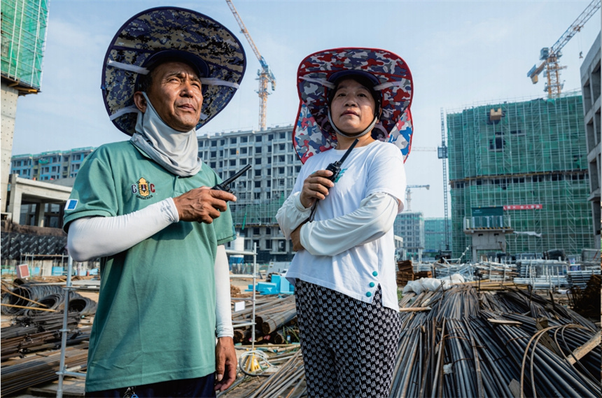 “7人組”在雄東片區安置房項目拍攝的杜春才 、杜美菊夫婦。