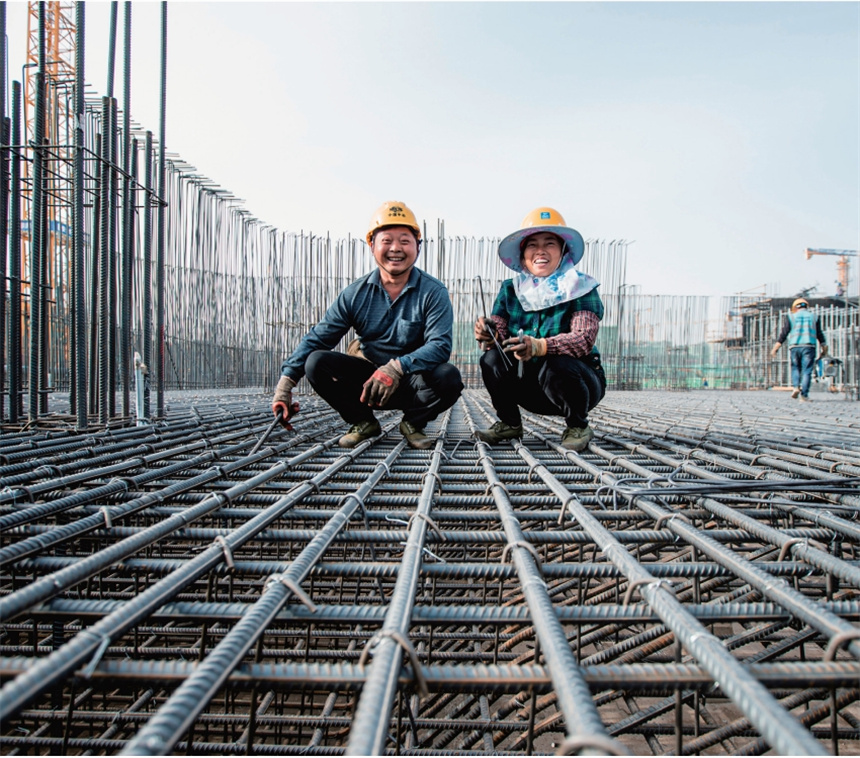 “7人組”將這張夫妻合影命名為《可親可敬 同工同酬》。