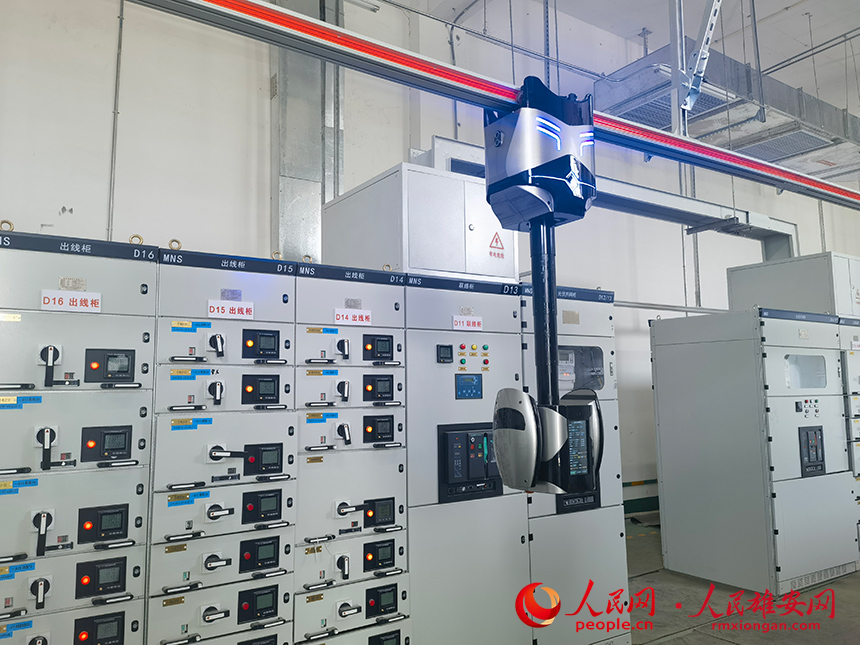 正在雄安中試基地A13配電房內工作的掛軌式AI巡檢機器人。人民網記者 王紅攝