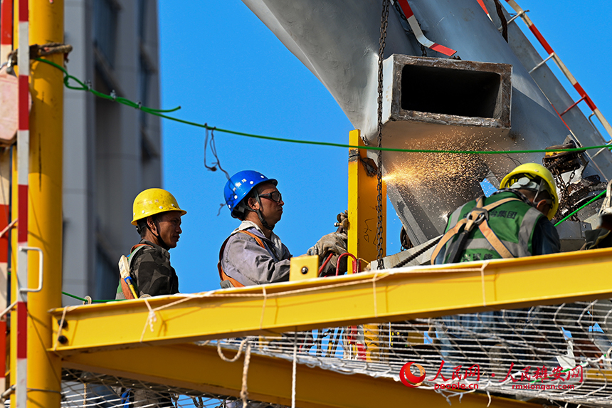 雄安新區國貿中心項目建設現場，工人正在施工。人民網記者 李兆民攝
