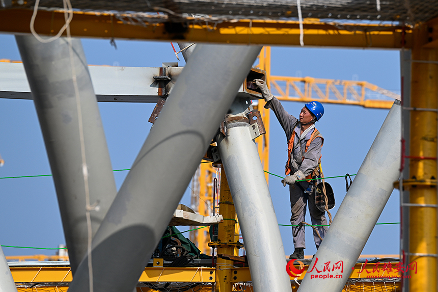 雄安新區國貿中心項目建設現場，工人正在施工。人民網記者 李兆民攝
