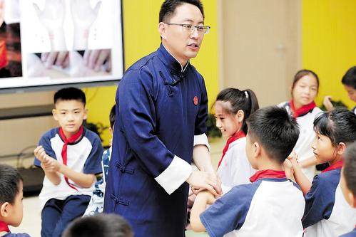 日前，健康中國傳播大廈的金牌講師趙帥把中醫藥知識送進小學校園科普課堂。 中國雄安集團供圖