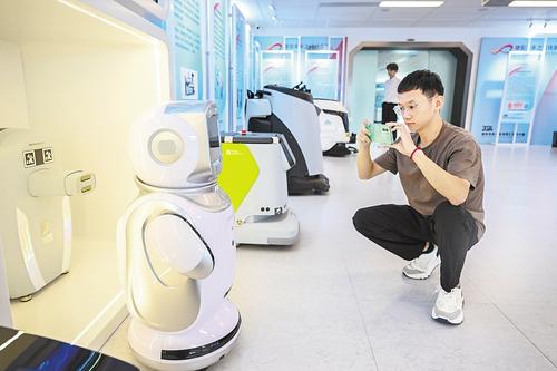 2024年7月28日，雄安機器人大廈內，市民在雄安未來之城場景匯展廳參觀。（本報資料片） 本報記者田明攝