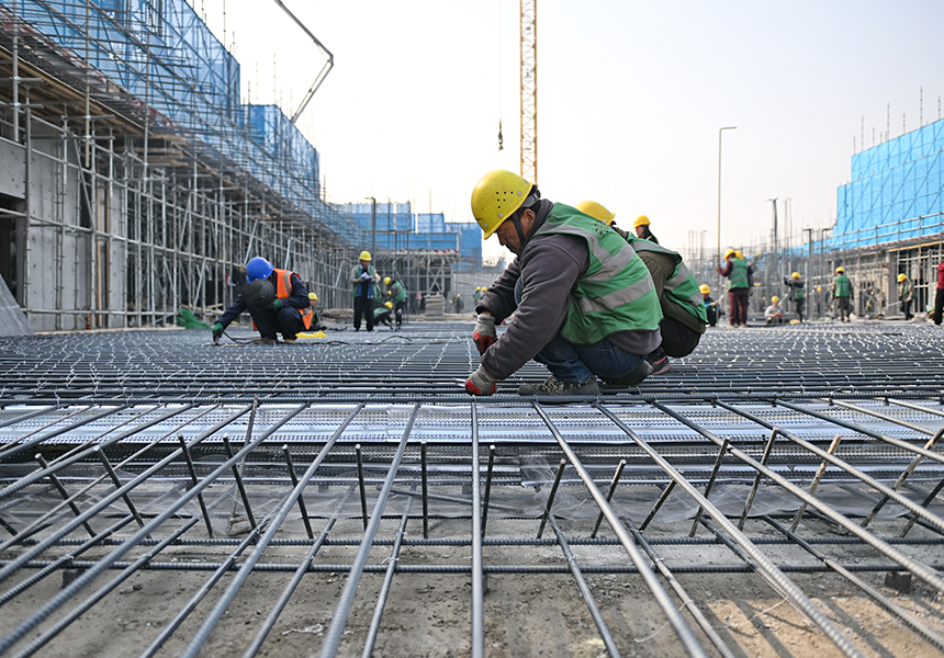 2月27日，中國五冶集團工人在雄安新區起步區第五組團大學城配套一期項目三標段建設現場施工。牟宇攝