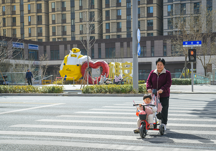 3月12日，居民在雄安新區容東片區道路上行走。牟宇攝