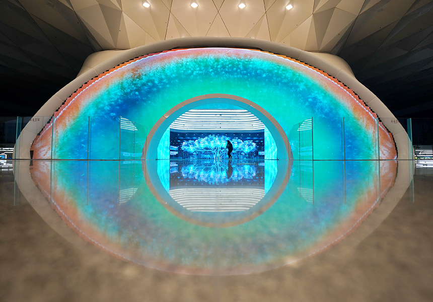 2月26日，參觀者在被譽為“雄安之眼”的雄安城市計算中心內參觀。牟宇攝