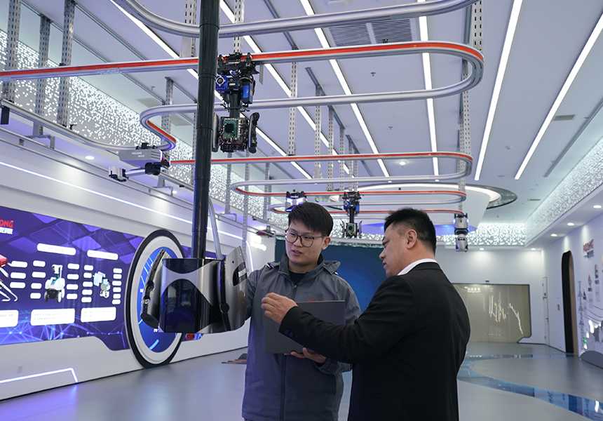 2月26日，在雄安新區科創中心中試基地，北京普龍科技有限公司工作人員在調試巡檢機器人。牟宇攝