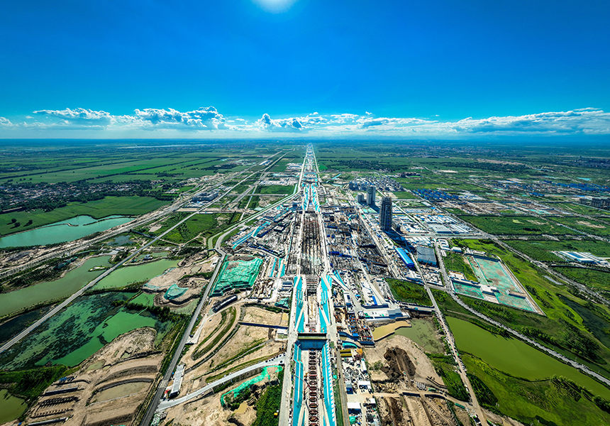 2024年8月12日，位于雄安新區啟動區內的東西軸線項目建設現場（無人機照片）。牟宇攝