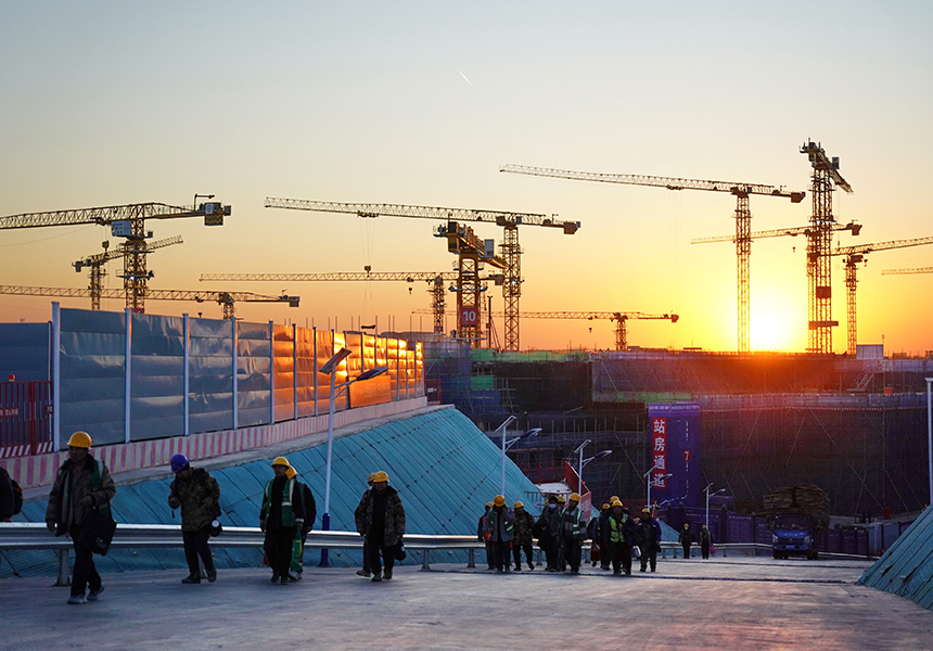 1月15日，落日余暉下的雄安新區國貿片區建設現場。牟宇攝
