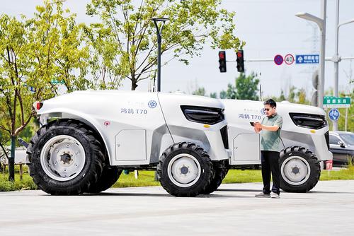 2024年8月1日，中國科學院雄安創新研究院籌建組成員楊波，展示操作鴻鵠智能農業機械裝備。（本報資料片）本報記者 李暢攝