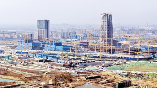 3月15日，雄安新區啟動區中國中化大廈項目建設現場。被譽為“金蘆葦”的中國中化大廈，由16根定制款混凝土柱托起。本報記者 田明攝