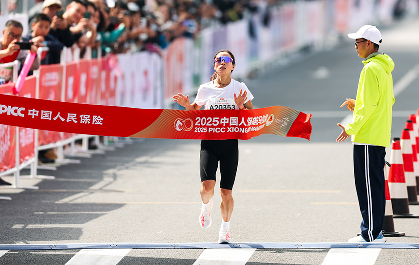 2025雄安馬拉松女子組馬拉松選手張珊珊以第一名身份沖線。雄安馬拉松組委會供圖