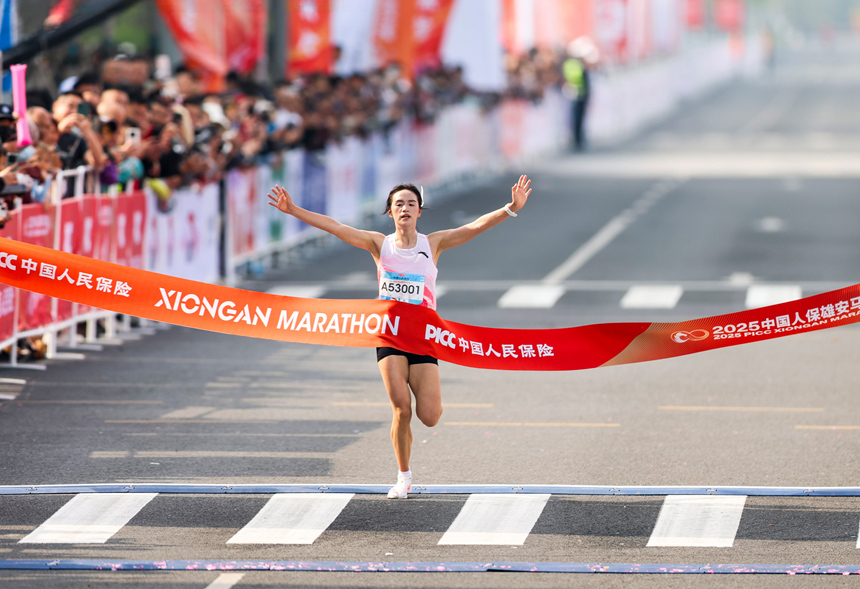 2025雄安馬拉松女子組半程馬拉松選手蔣洪美以第一名身份沖線。雄安馬拉松組委會供圖