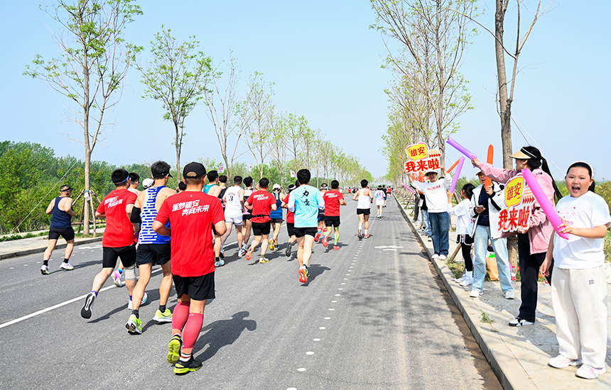 參與2025雄安馬拉松的跑者奔跑在“未來之城”。胡忠攝