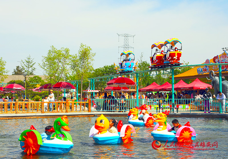 15月1日，節假日期間，占地數百畝的雄安辛瑪動物樂園迎來了家庭出游“熱潮”。人民網記