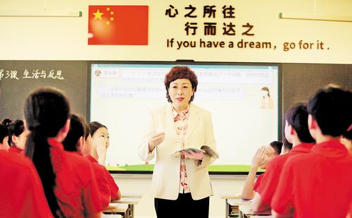 4月25日，雄安容和金源小學校長陳曉輝在課堂上為學生講課。 本組圖片由本報記者劉光昱攝