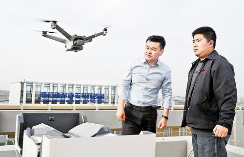 5月7日，雄安新區中關村科技園，巡飛智能（雄安）科技有限公司董事長黃玉強（左）與技術人員一起對無人機進行巡航作業檢測。 本報記者劉光昱攝