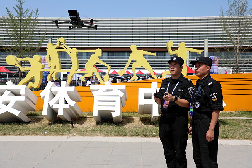 執勤民警利用警用無人機在賽事區域實時巡查，通過空中喊話疏導聚集人群。雄安新區公安局供圖