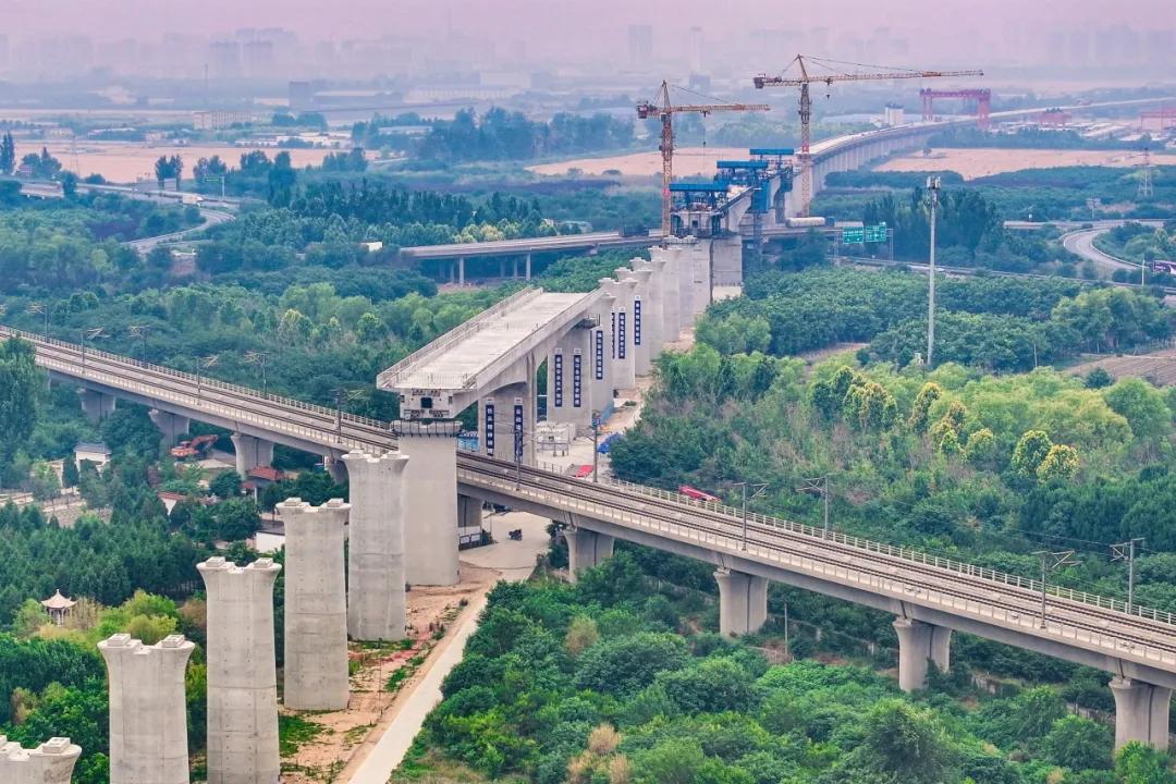 雄忻高鐵雄保段保定東2×64米T構轉體橋施工現場。資料圖